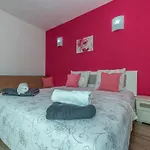Apartament Luxurious In With Swimming Pool