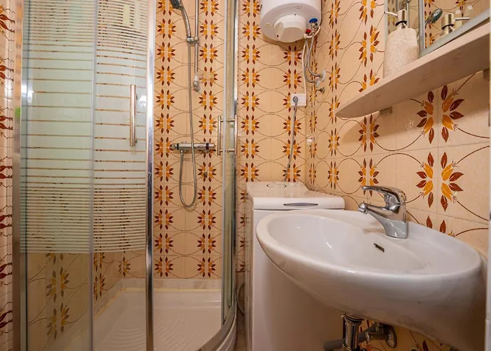 Luxurious In With Swimming Pool شقة