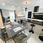Luxurious In With Swimming Pool Apartmán