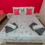 Apartman Luxurious In With Swimming Pool