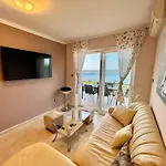 Apartmán Luxurious In With Swimming Pool