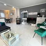 Luxurious In With Swimming Pool Apartmán *