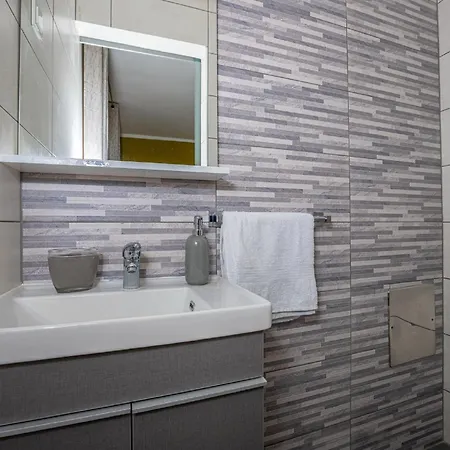Luxurious In With Swimming Pool Apartment Dramalj