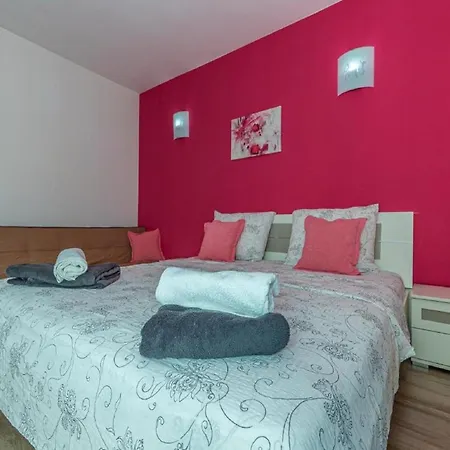 公寓 Luxurious In With Swimming Pool