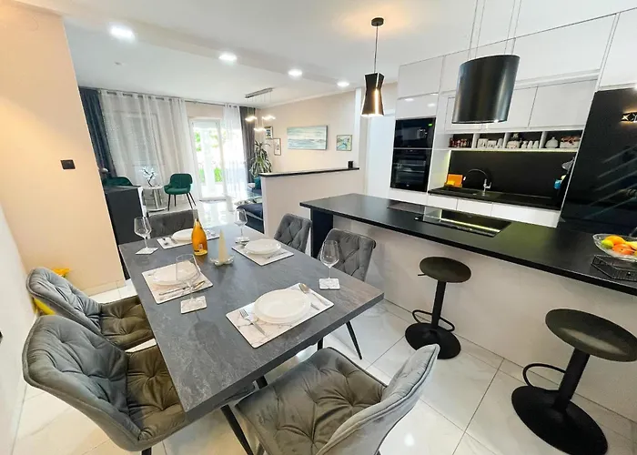 Luxurious In With Swimming Pool 公寓