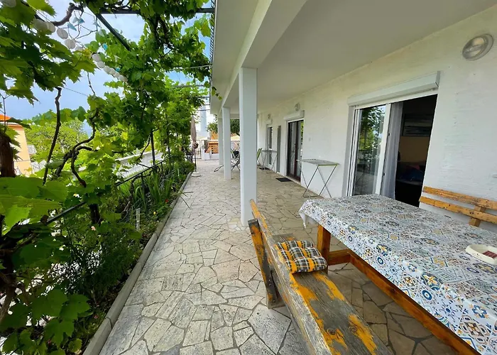 Luxurious In With Swimming Pool Apartament