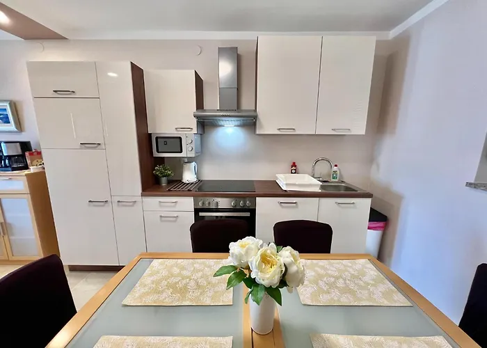 Luxurious In With Swimming Pool 德拉马利