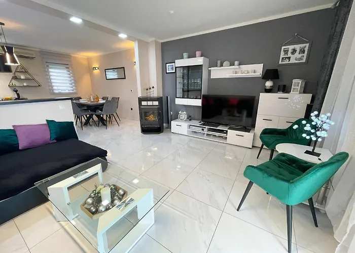 Luxurious In With Swimming Pool 公寓 *