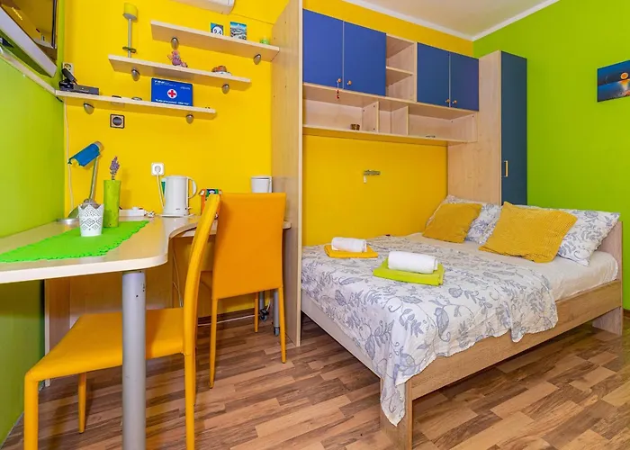 Luxurious In With Swimming Pool 德拉马利